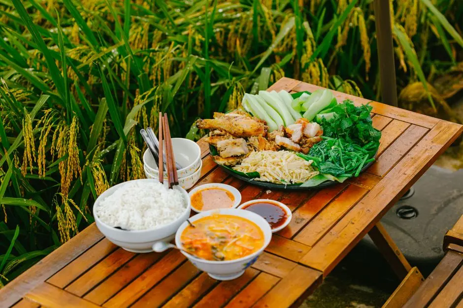 Piring makanan seimbang dengan sayuran, lauk, dan buah